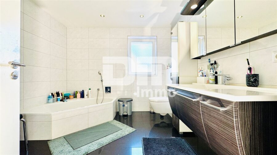 Luxeriöse Stadtvilla mit exklusiver Ausstattung in Traumlage mit vielen hochwertigen Extras - OG Bad / Wanne / Dusche